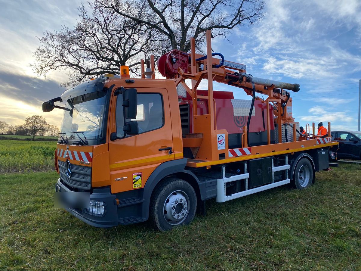Notre camion marteau fond de trou — Mercedes Atego, unité de forage Télécom 20