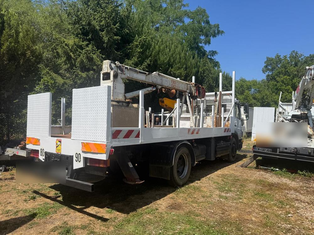 Camions tarière au dépôt