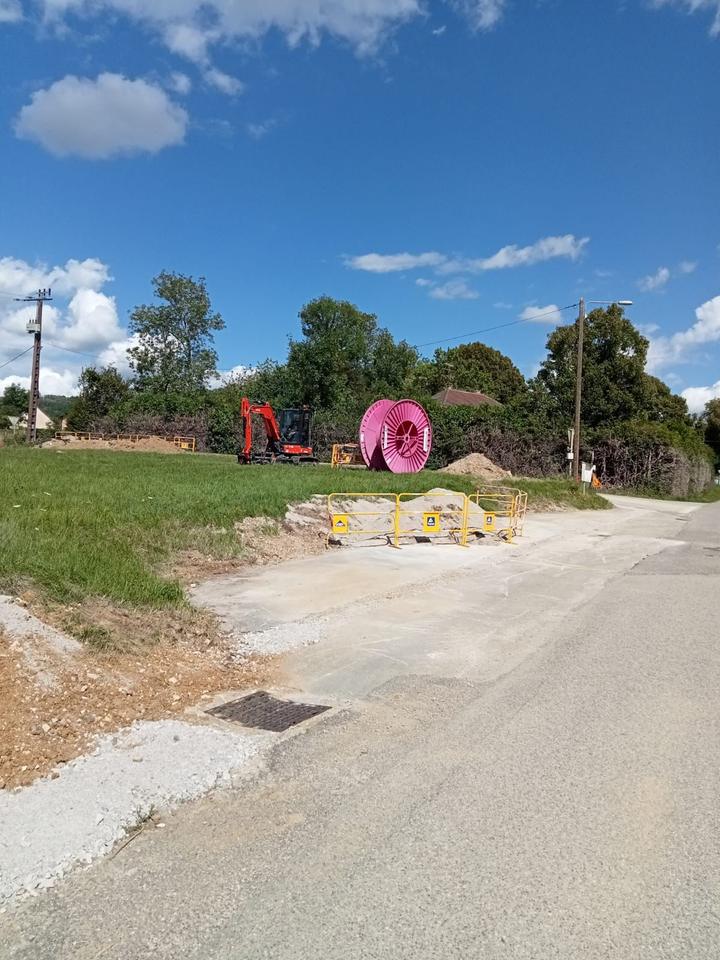 Touret de câble HTA et fourreaux approvisionnés sur le chantier