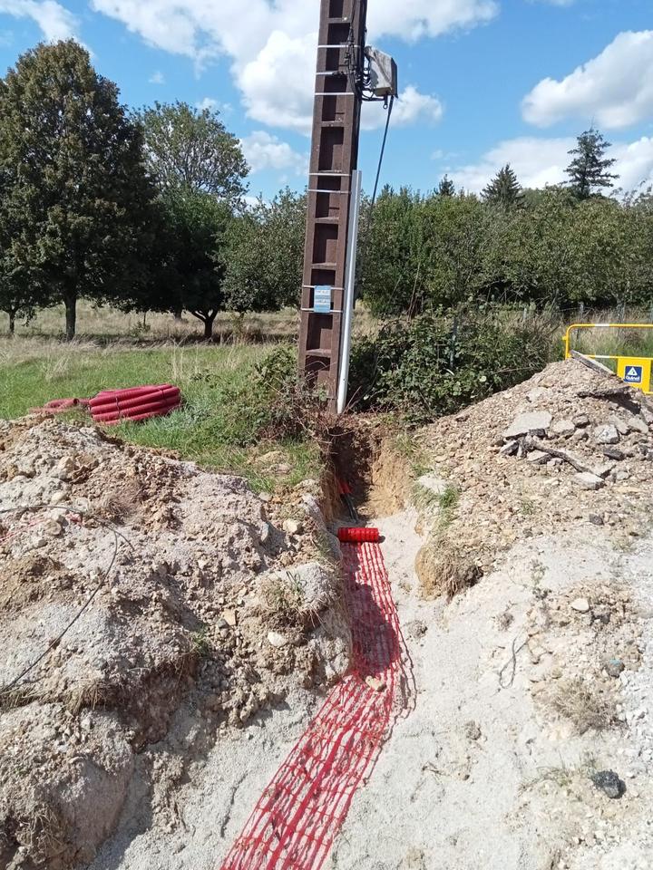 Gaine réseau déroulée dans la tranchée le long du linéaire