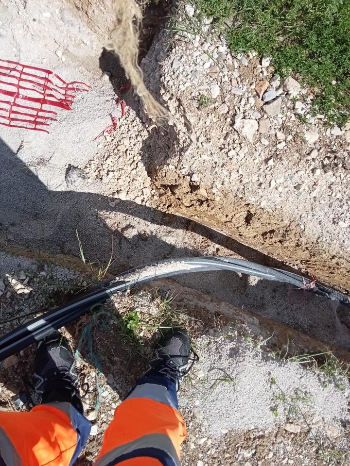 Tranchée taillée dans la roche, gaine protégée