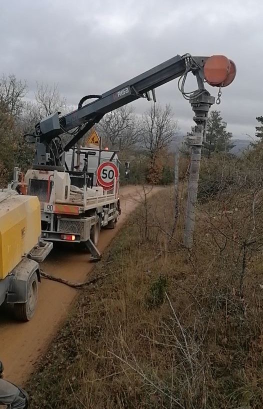 Camion de forage en position, mât déployé pour l'implantation