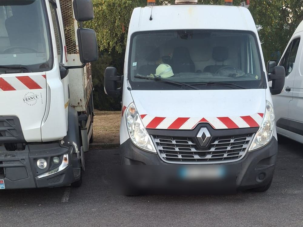 Notre fourgon nacelle Renault Master au dépôt