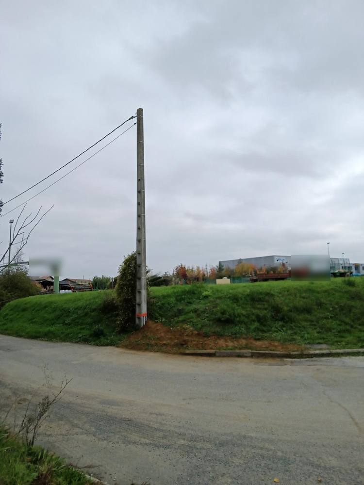 Poteau béton neuf implanté et raccordé en bord de voirie