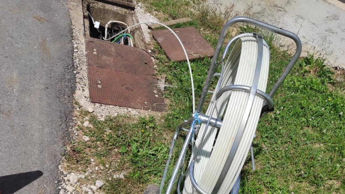 Aiguille de tirage sur dévidoir devant la chambre télécom