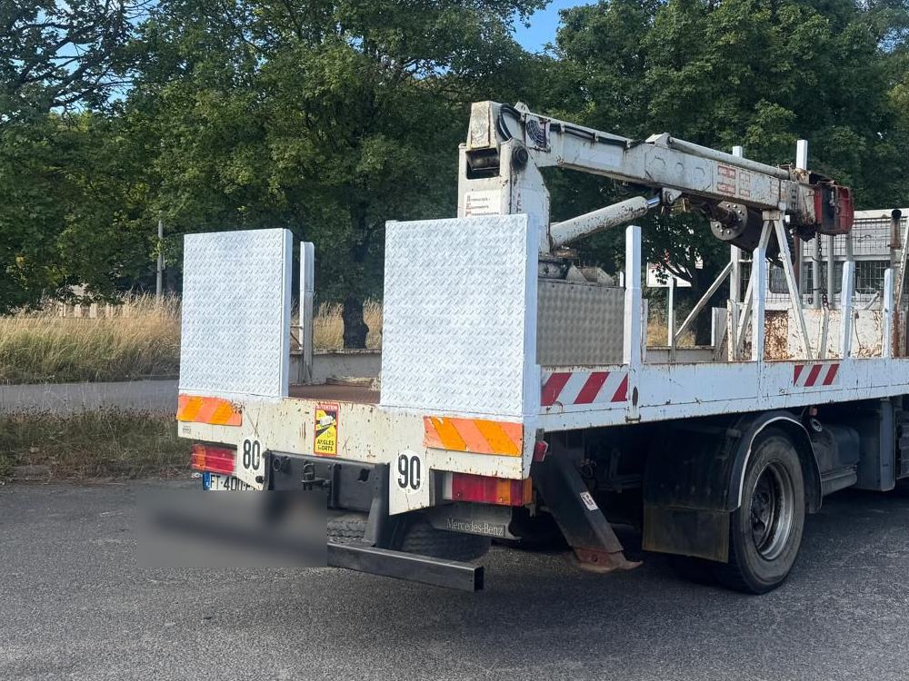 Notre camion tarière — derrick et tarière embarqués pour l'implantation de poteaux