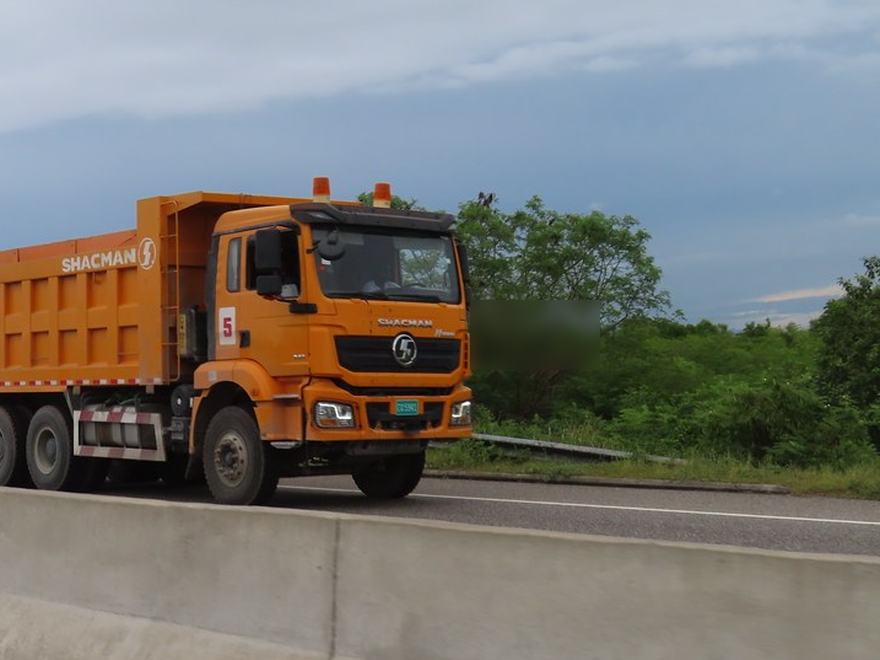 Camion benne sur route de chantier