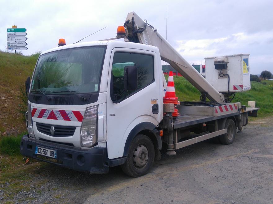 Nacelle élévatrice sur Renault Maxity, en position sur chantier