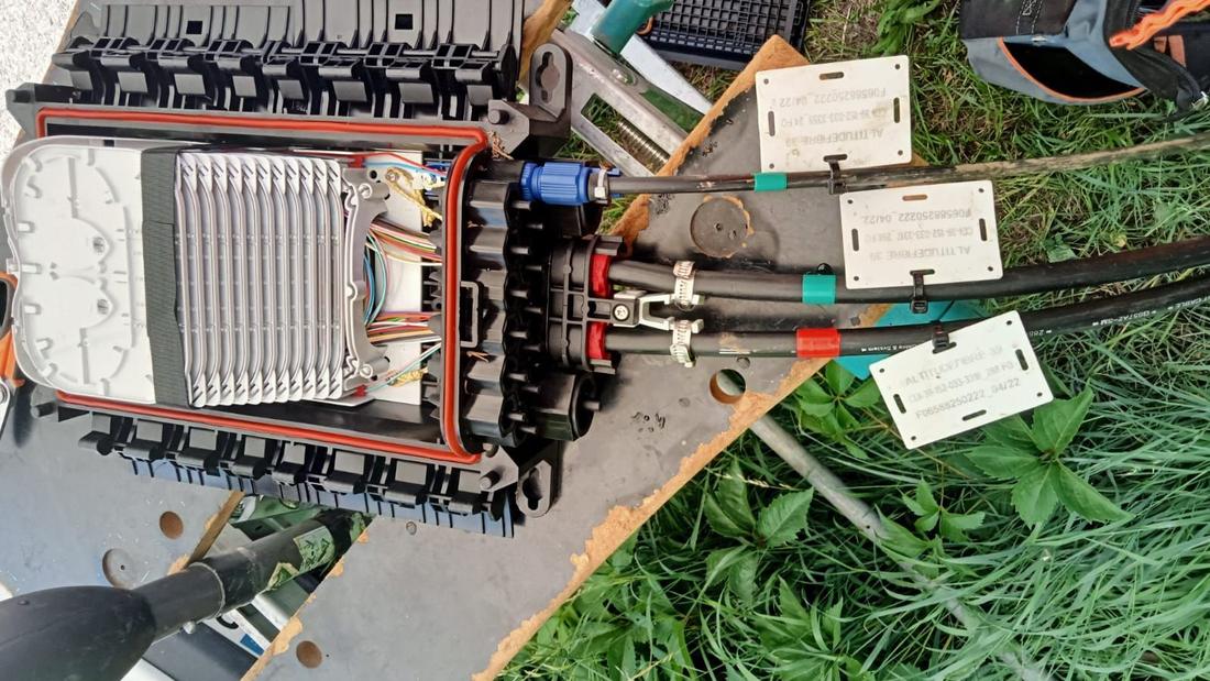 Cassette d'épissures optiques ouverte — raccordement fibre
